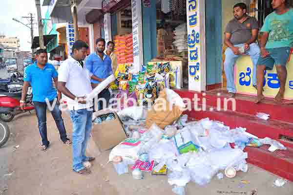 ಪ್ಲಾಸ್ಟಿಕ್ ಮಾರಾಟ ಅಂಗಡಿ ಮೇಲೆ ದಾಳಿ : ಸಾವಿರಾರು ರೂಗಳ ಪ್ಲಾಸ್ಟಿಕ್ ವಶ